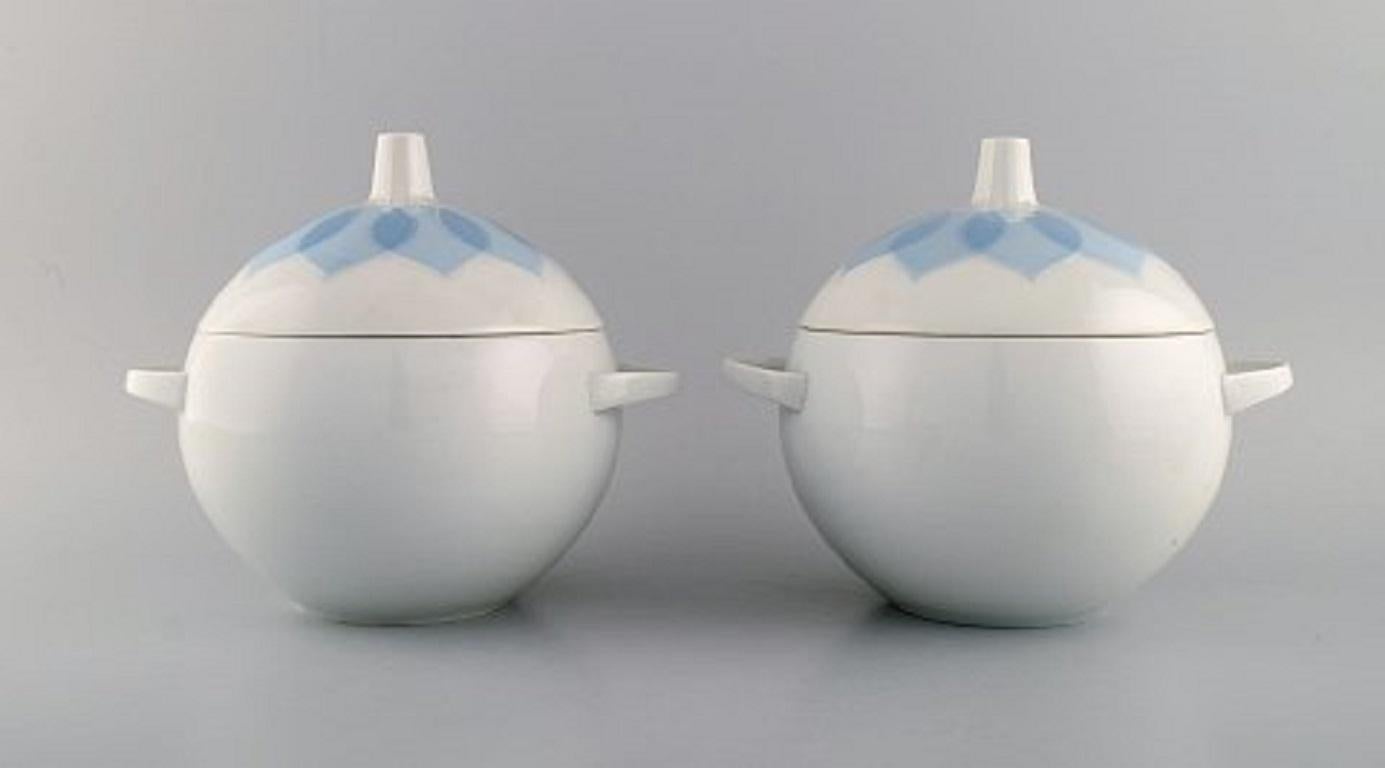 Bjørn Wiinblad para Rosenthal. Dos soperas con tapa de porcelana Lotus decoradas con hojas de loto azul claro. 1980s.
Medidas: 22 x 19 cm.
En excelente estado.
Sellado.