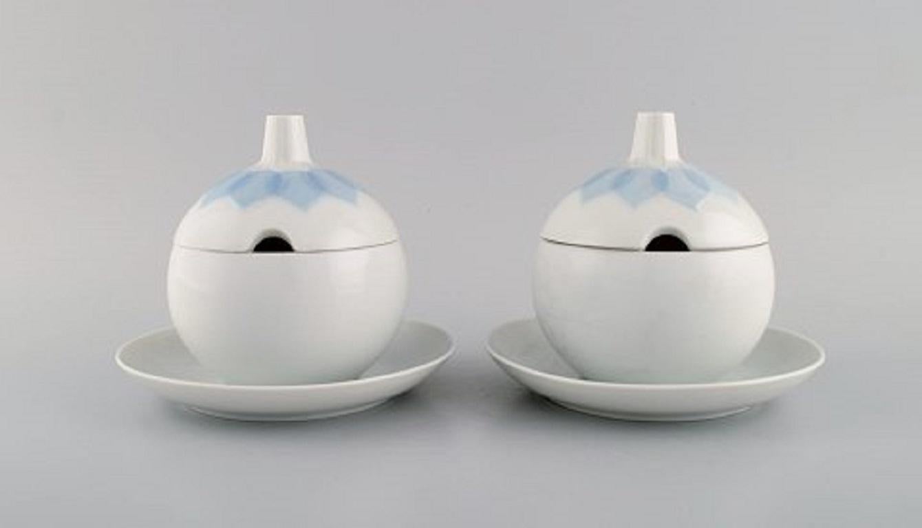 Bjørn Wiinblad for Rosenthal. Two Lotus sauce boats in porcelain decorated with light blue lotus leaves. 1980s.
Measures: 16.5 x 13 cm.
In excellent condition.
Stamped.