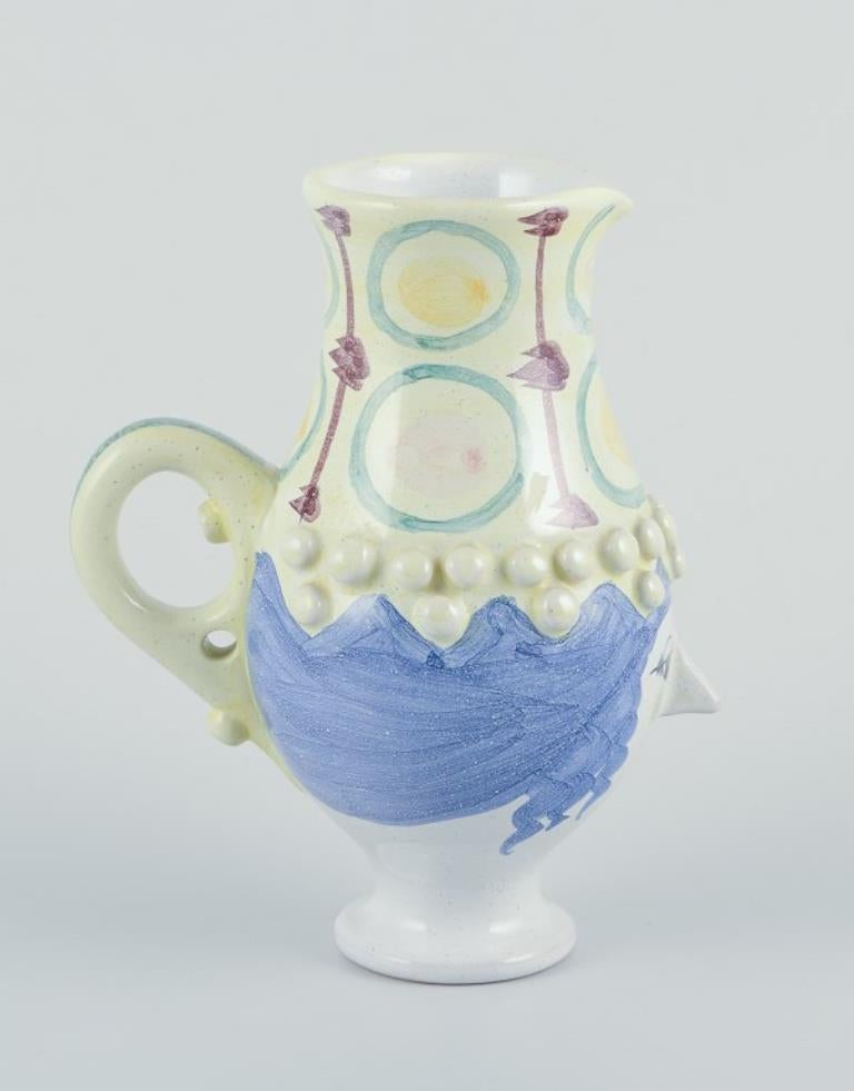 Bjørn Wiinblad (1918-2006) für Das Blaue Haus, Dänemark.
Einzigartige Keramikkanne.
Glasur in Grün-, Gelb- und Blautönen.
Modell K3.
Signiert und datiert '73.
In ausgezeichnetem Zustand.
Abmessungen: H 16,0 cm. x B 12,0 cm. mit Griff