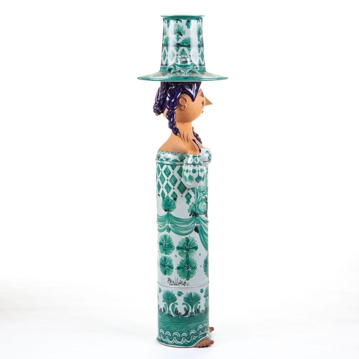 Bjørn Wiinblad, danese 1919-2006

Unica figura femminile monumentale di Bjørn Wiinblad, creata nel 1971. La scultura è alta 160 cm ed è composta da cinque elementi separati in ceramica smaltata. Ogni sezione è riccamente decorata con lo stile