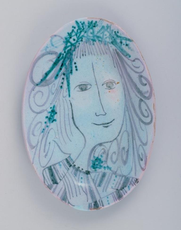 Bjørn Wiinblad, own studio, early and rare ceramic dish.
1947.
Hand-painted with a woman in profile.
In perfect condition.
Signed.
Dimensions: L 19.8 cm x D 13.6 cm.