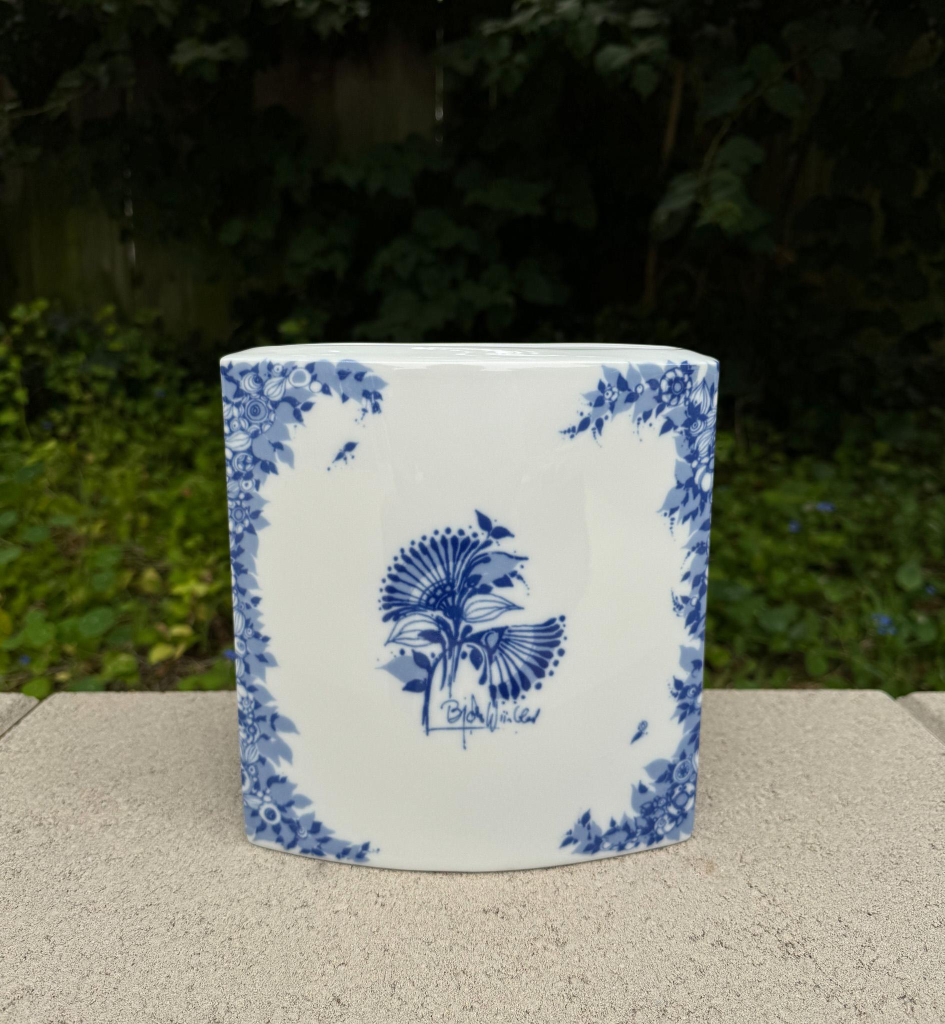 Bjørn Wiinblad Vaso a cuscino in porcellana per Rosenthal Studio Line, Germania, c.C. 1980 In condizioni buone in vendita a San Juan Capistrano, CA