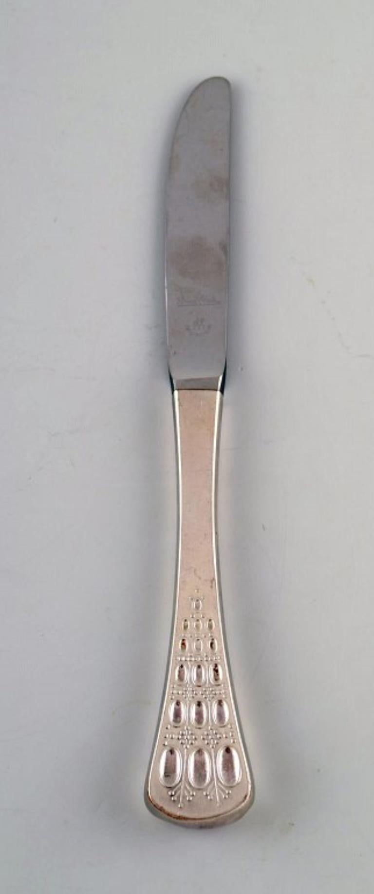 Bjørn Wiinblad, cutlery, 'Romanze' for Rosenthal.
Two lunch knives in sterling silver.
Designed in 1962. 
Stamped with crescent, crown and '925'.
Measures: 20.5 cm.
In very good condition.