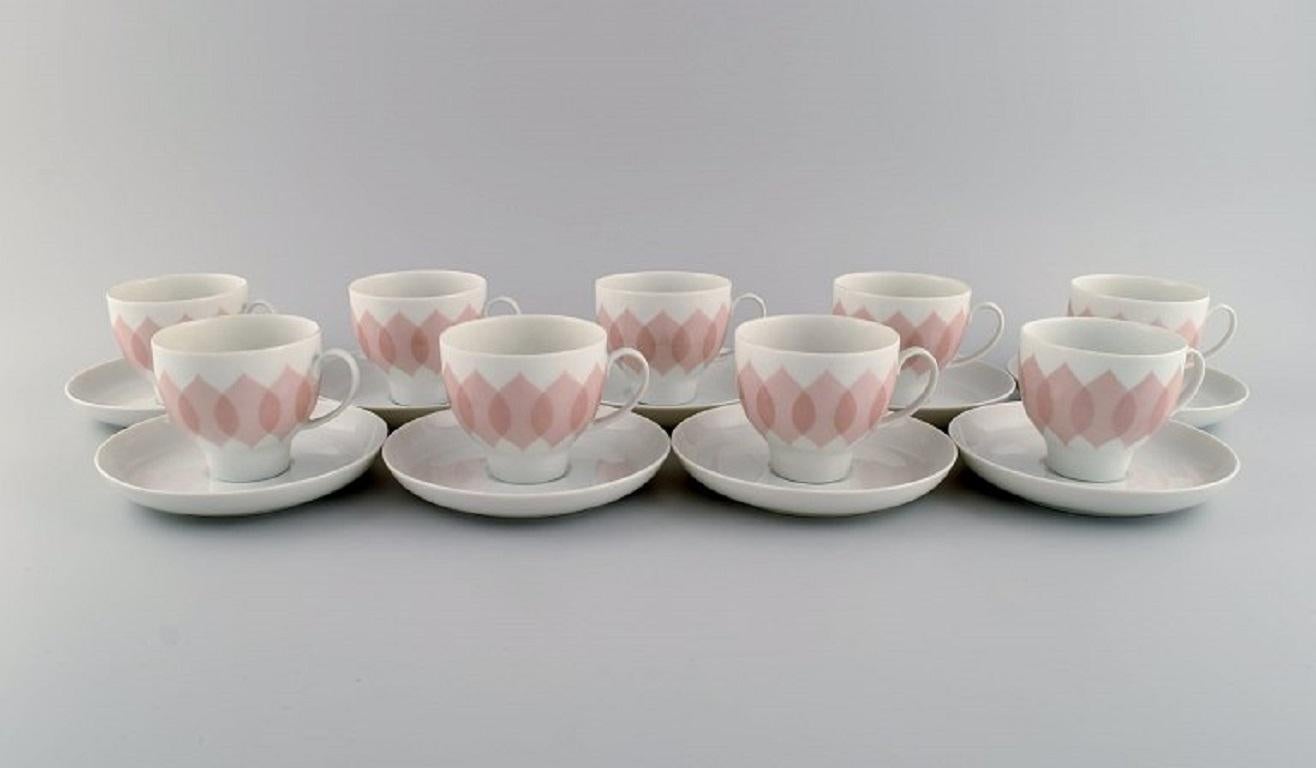 Bjørn Wiinblad pour Rosenthal. Service de porcelaine Lotus. 
9 tasses à café avec soucoupes décorées de feuilles de lotus roses. 1980s.
La tasse mesure : 7.8 x 7 cm.
Diamètre de la soucoupe : 14 cm.
En parfait état.
Estampillé.
