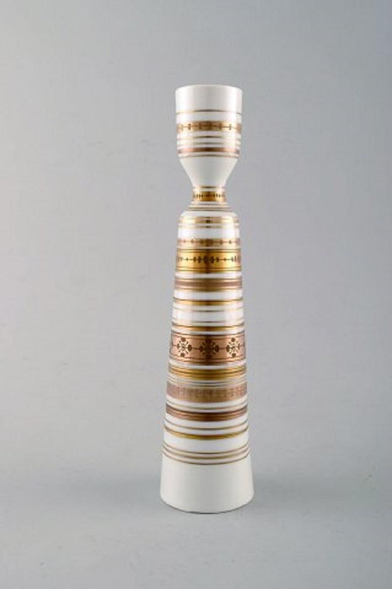 Bjørn Wiinblad for Rosenthal Studioline, quatre couleurs. A pair of candlesticks made of porcelain, decorated in gold, 1980s.
In perfect condition.
Measures: 21.5 x 5.2 cm.
Stamped.







 