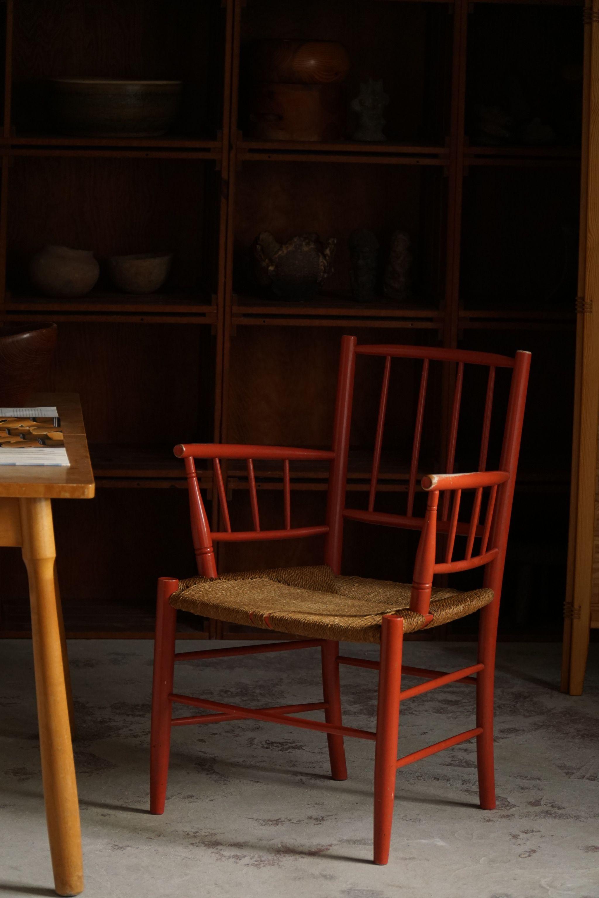 Rare ensemble de 4 beautés vintage de l'artiste danois Björn Wiinblad, réalisées pour Nässjö Stolefabrik en Suède dans les années 1950. Un ensemble de collection, en bois peint en rouge avec une grande patine et des sièges en gazon tressé. 

Un