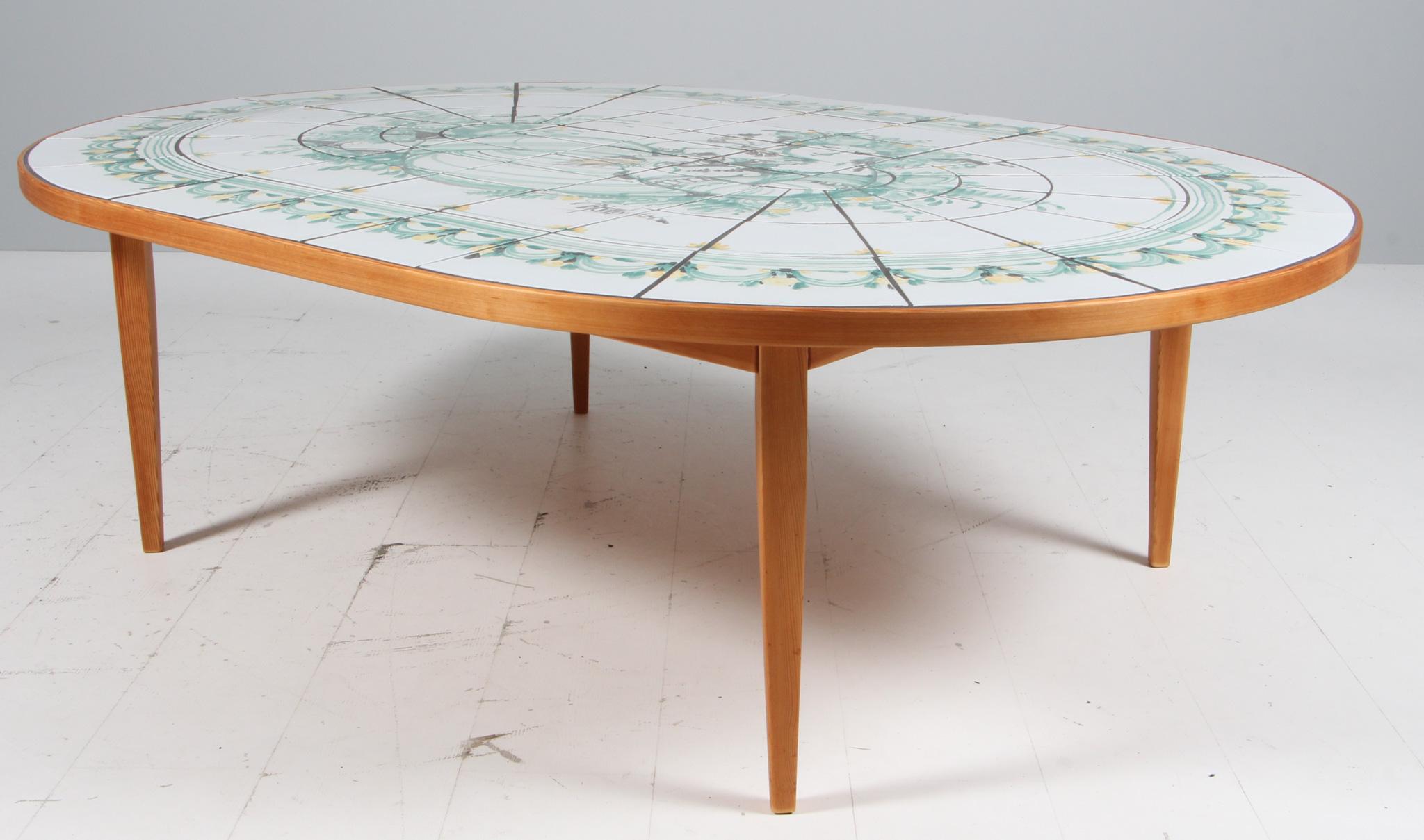 Mesa de centro Bjørn Wiinblad con estructura de pino. 

Tablero de mesa con azulejos pintados a mano. 

Mesa única firmada por Bjørn Wiinblad.