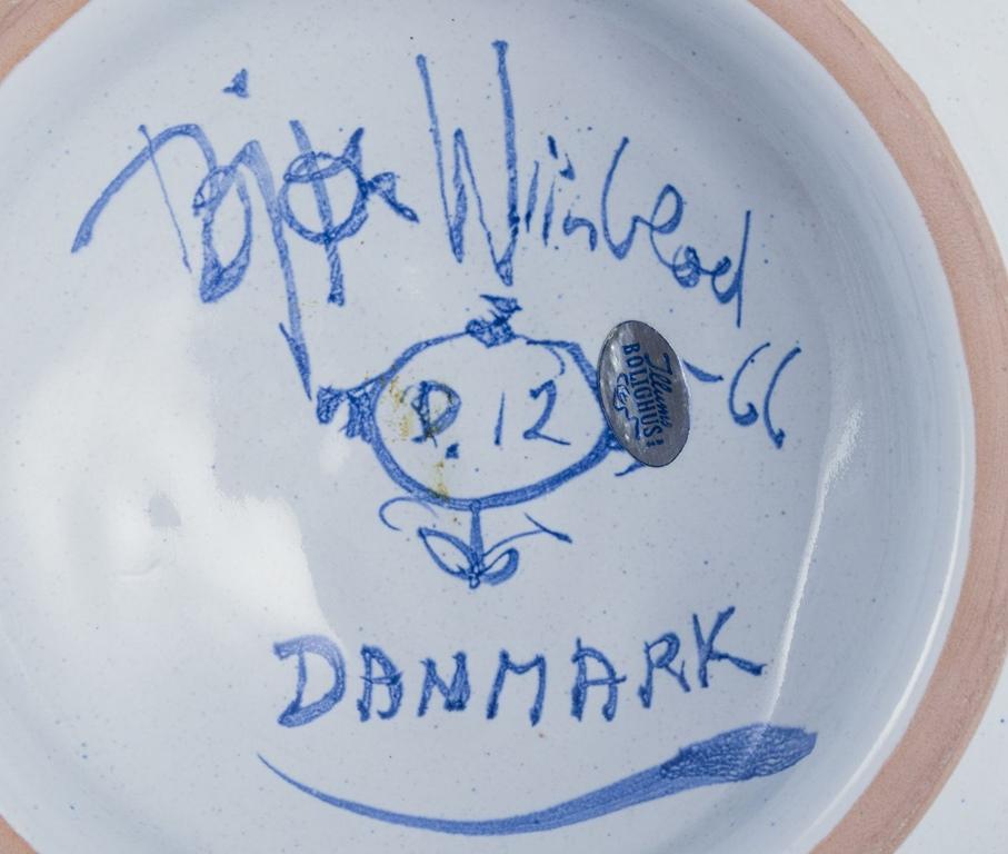 Bjørn Wiinblad, The Blue House. Dish in stoneware with a motif of woman's face. In Excellent Condition In København, Copenhagen