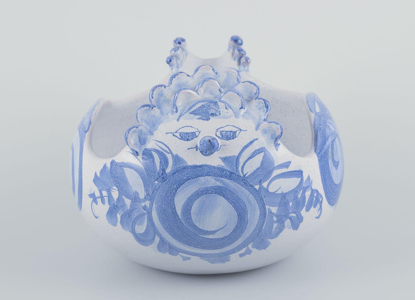 Scandinavo moderno Bjørn Wiinblad, La casa blu. Grande ciotola in ceramica a forma di uccello. in vendita