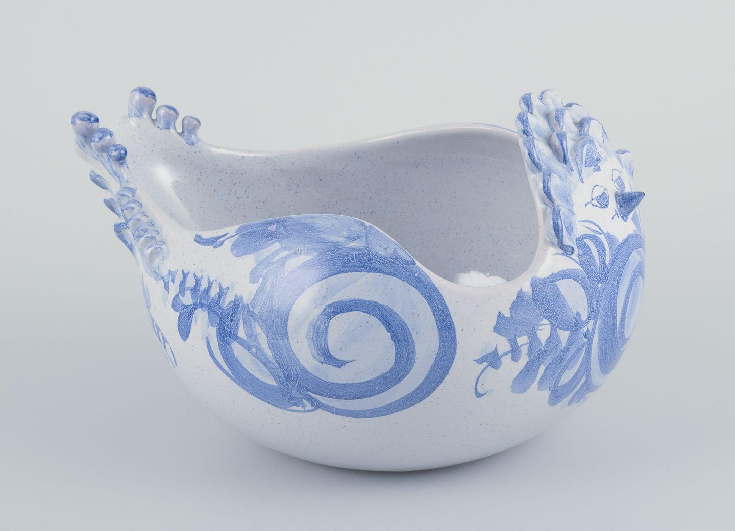 Danese Bjørn Wiinblad, La casa blu. Grande ciotola in ceramica a forma di uccello. in vendita
