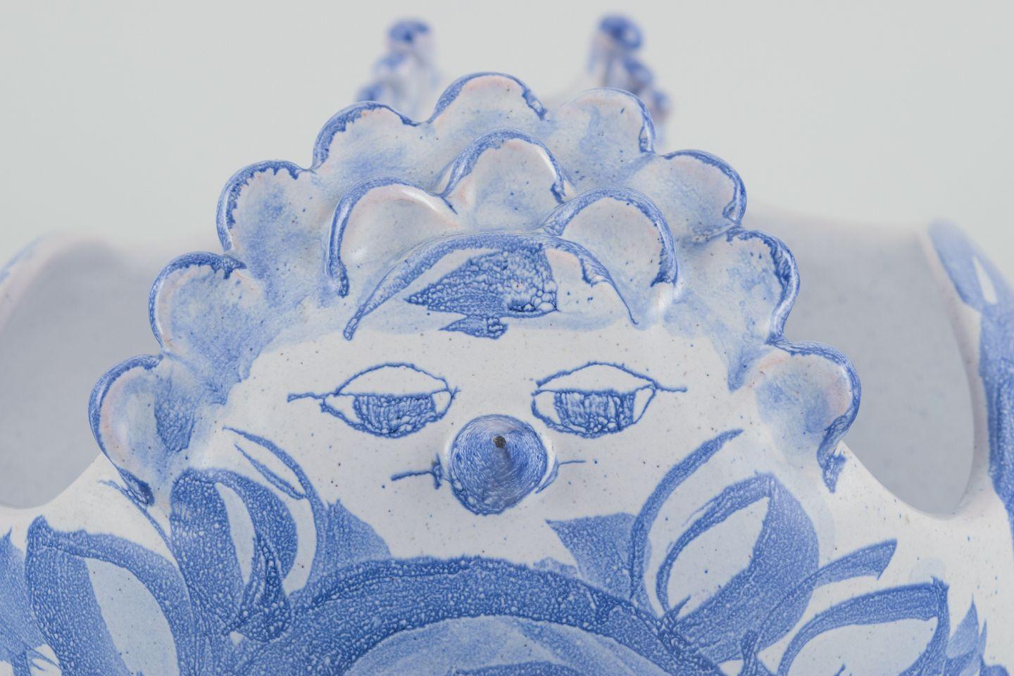 Smaltato Bjørn Wiinblad, La casa blu. Grande ciotola in ceramica a forma di uccello. in vendita