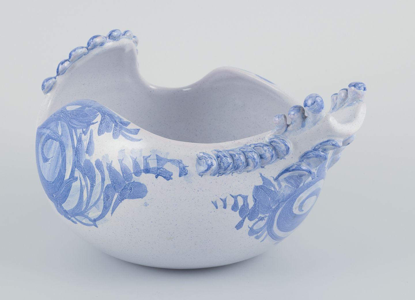 Bjørn Wiinblad, La casa blu. Grande ciotola in ceramica a forma di uccello. In condizioni ottime in vendita a København, Copenhagen