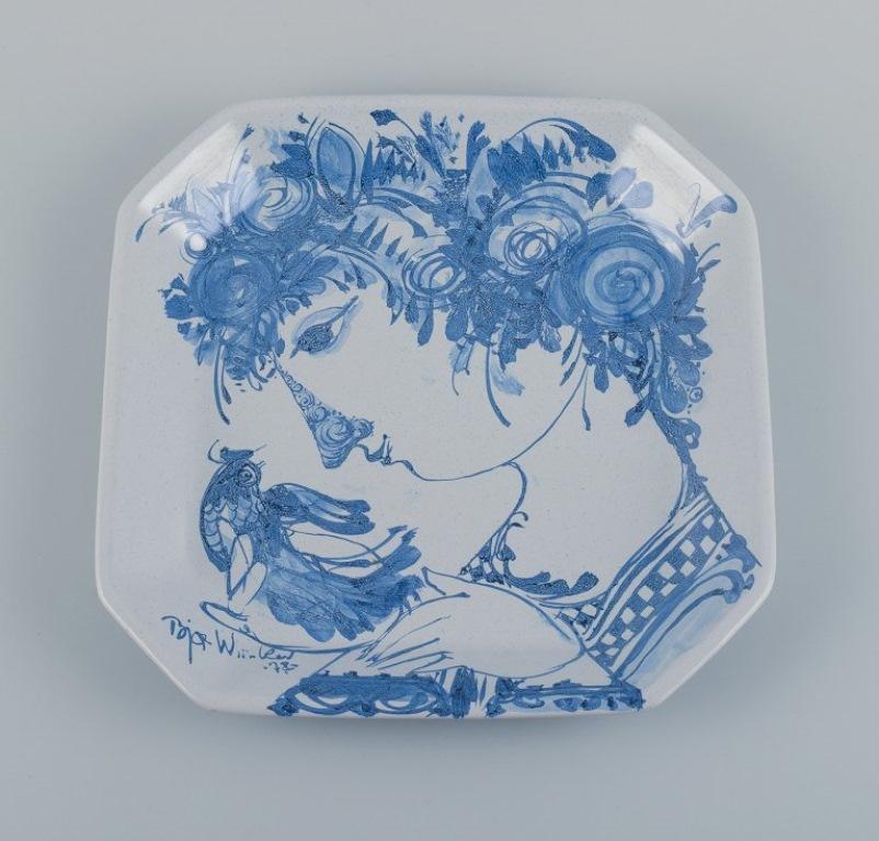 Bjørn Wiinblad, Det Blå Hus (The Blue House).
Unique square bowl with a motif of a woman and bird.
1978.
In perfect condition.
Signed.
Dimensions: D 28.5 x H 4.0 cm.