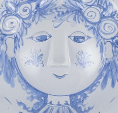 Bjørn Wiinblad, The Blue House. Plaque murale en grès avec un visage en relief.