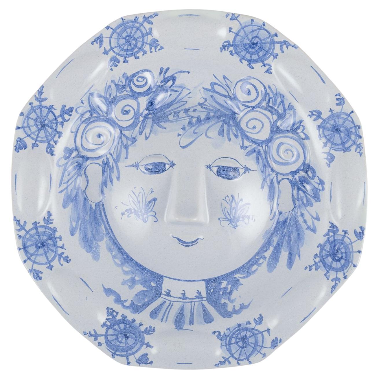Bjørn Wiinblad, La Casa Azul. Placa mural de gres con un rostro en relieve.