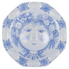 Bjørn Wiinblad, La Casa Azul. Placa mural de gres con un rostro en relieve.
