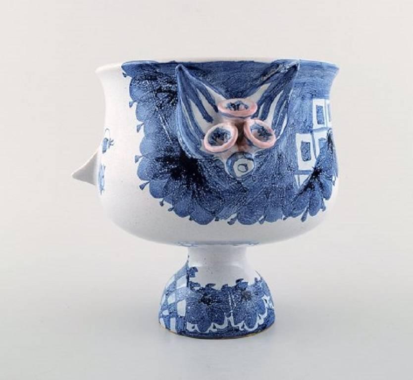Bjørn Wiinblad unique ceramic vase. The blue house, own studio.
Model number V 51.
Measures: 15 cm. x 13.5 cm.
Signed, 1977.
In perfect condition.
