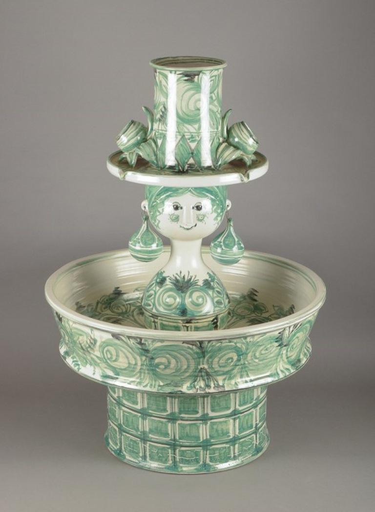 Scandinave moderne Bjørn Wiinblad. Fontaine colossale unique en son genre. Buste de femme avec boucles d'oreilles et chapeau