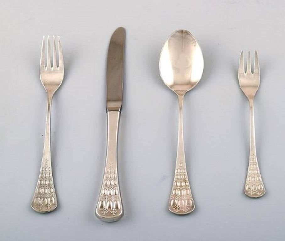 Bjørn Wiinblad, cutlery, 'Romanze' for Rosenthal, sterling silver.
Designed in 1962.
Complete cutlery for four person.
A total of 16 pieces, consisting of: Four knives, four forks, four spoons, four cake forks.
Stamped with crescent, crown and