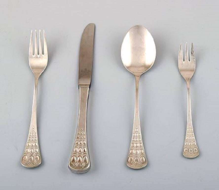 Bjørn Wiinblad, cutlery, 'Romanze' for Rosenthal, sterling silver.
Designed in 1962.
Complete cutlery for six people.
A total of 24 pieces, consisting of: Six knives, six forks, six spoons, six cake forks.
Stamped with crescent, crown and