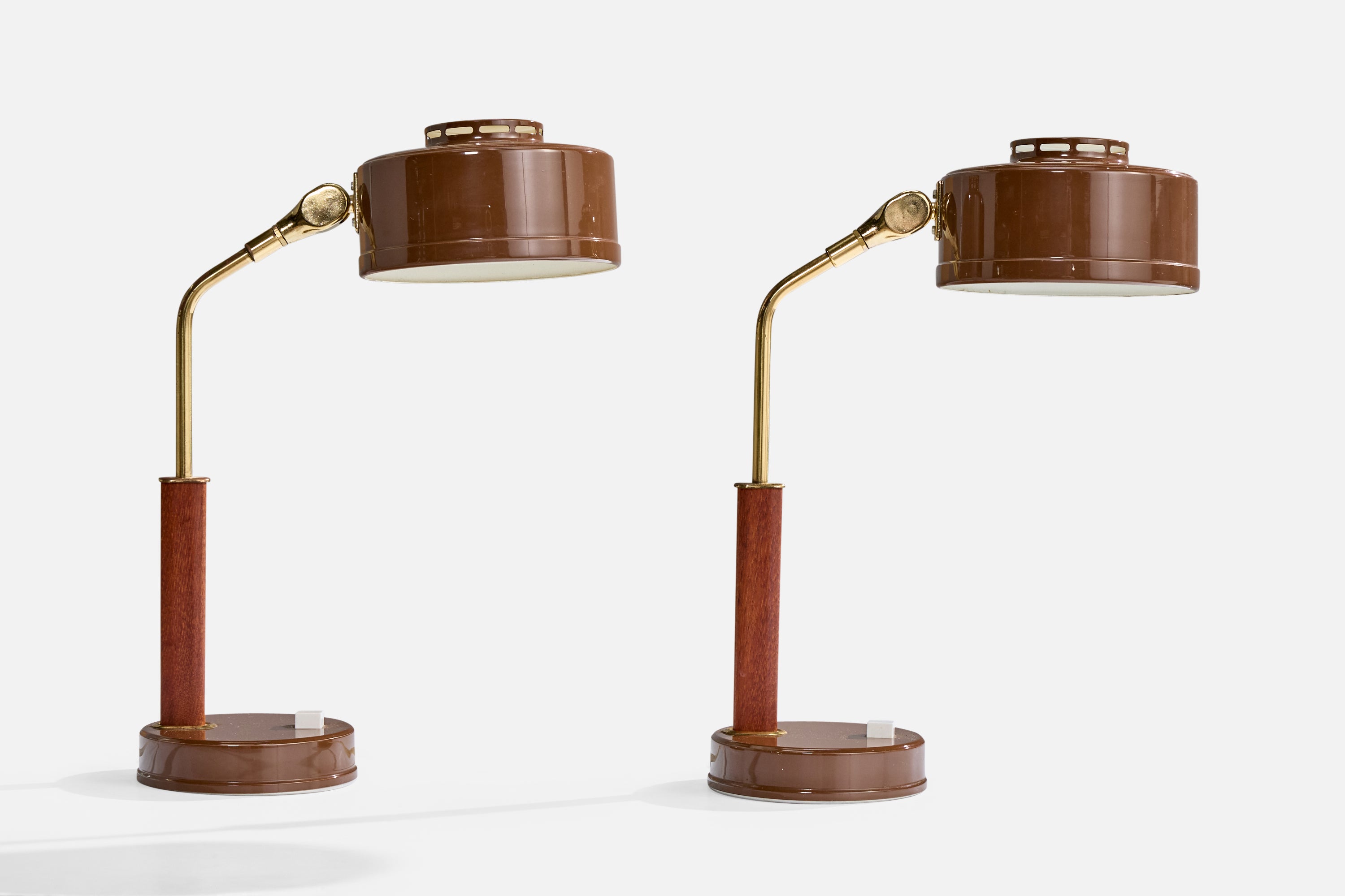 Pareja de lámparas de sobremesa regulables de latón, metal lacado en marrón y teca, fabricadas por BJS Skellefteå, Suecia, c. 1960.

Dimensiones de la lámpara (pulgadas): 15,5 
