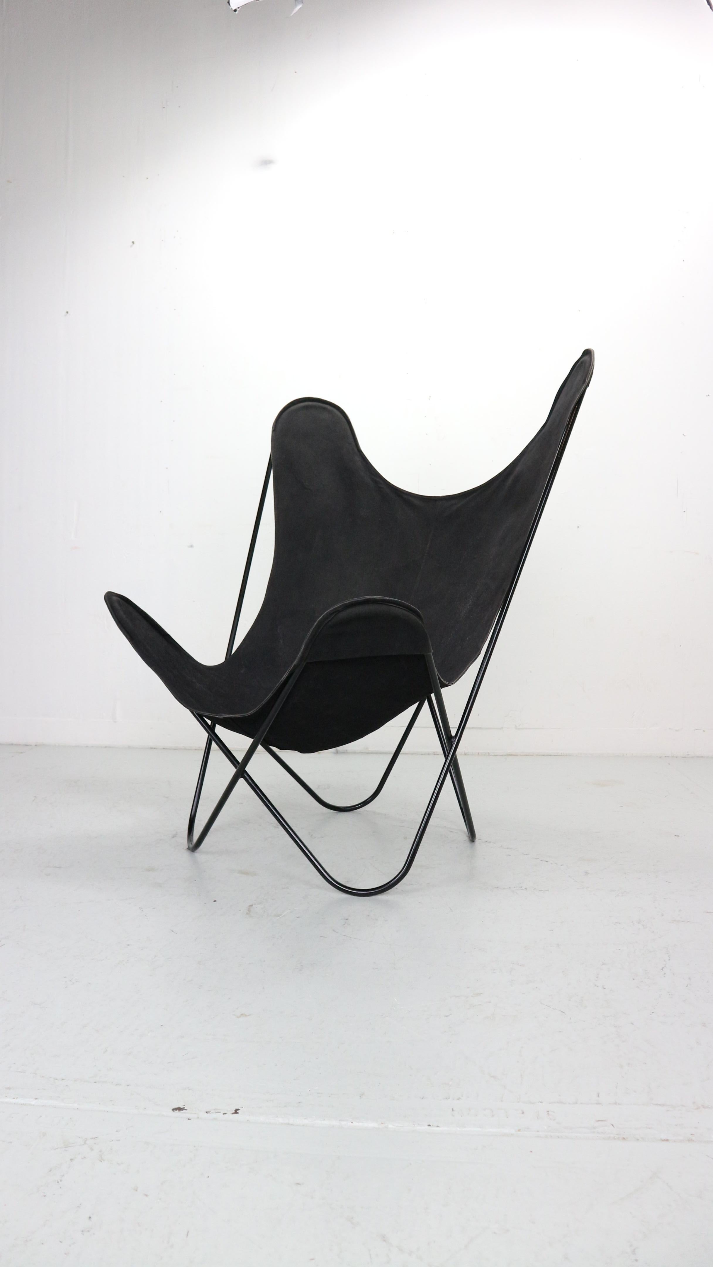 This black 'butterfly' chair was designed by Jorge Ferrari Hardoy in 1938 and was produced in the 1970s. It is made from metal frame with canvas and is in a good vintage and original condition. The fabric is original. We added a sheepskin to the