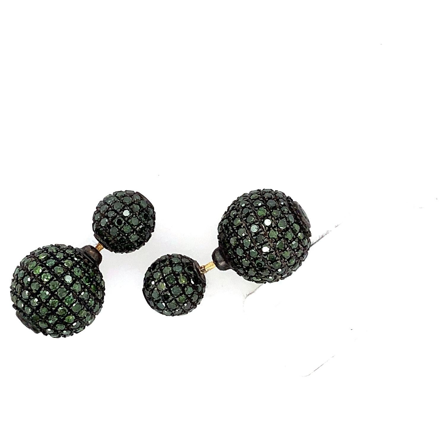 Artisan Boucles d'oreilles tunnel en or et argent 18 carats avec diamant vert en pavé en vente