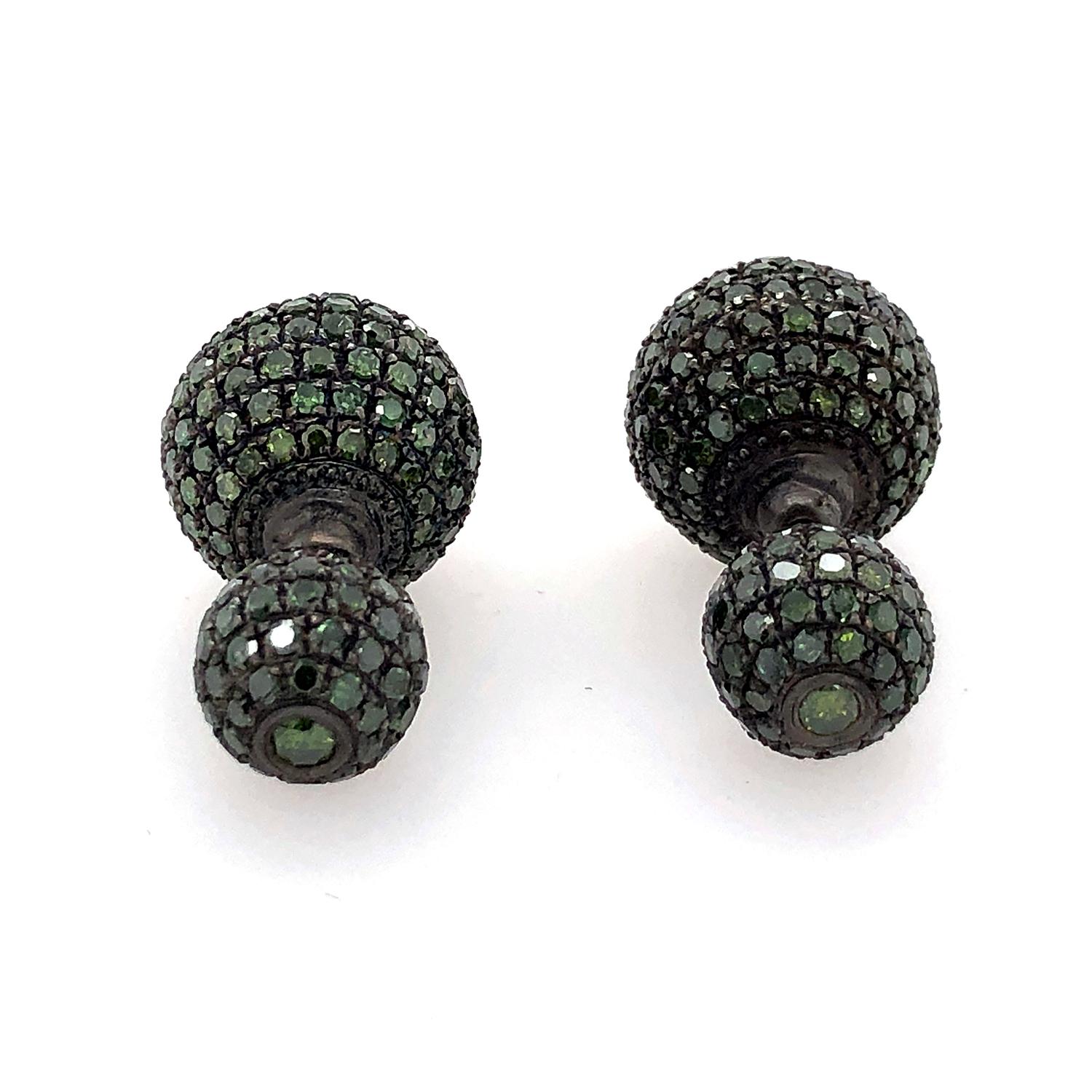 Taille ronde Boucles d'oreilles tunnel en or et argent 18 carats avec diamant vert en pavé en vente