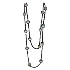 Collier monobrin en perles de Tahiti noires et spinelles noires, longueur Opéra 46".