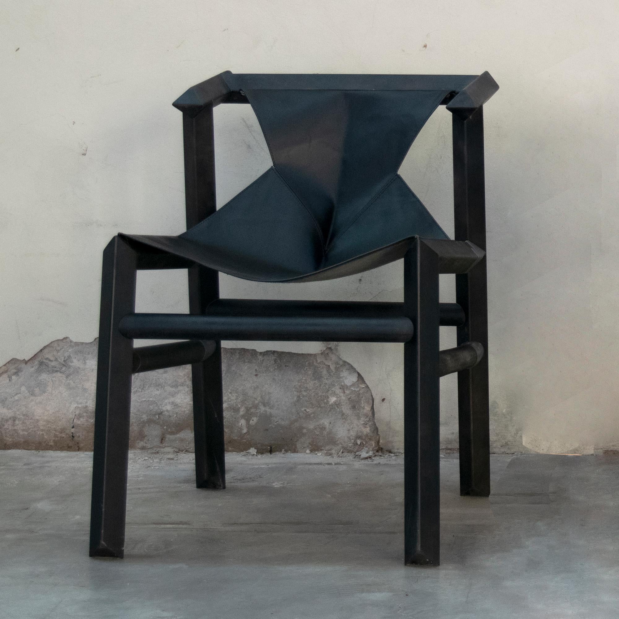 Esszimmerstuhl aus Holz und Leder aus Patagonia, schwarz lackiert im Angebot 2