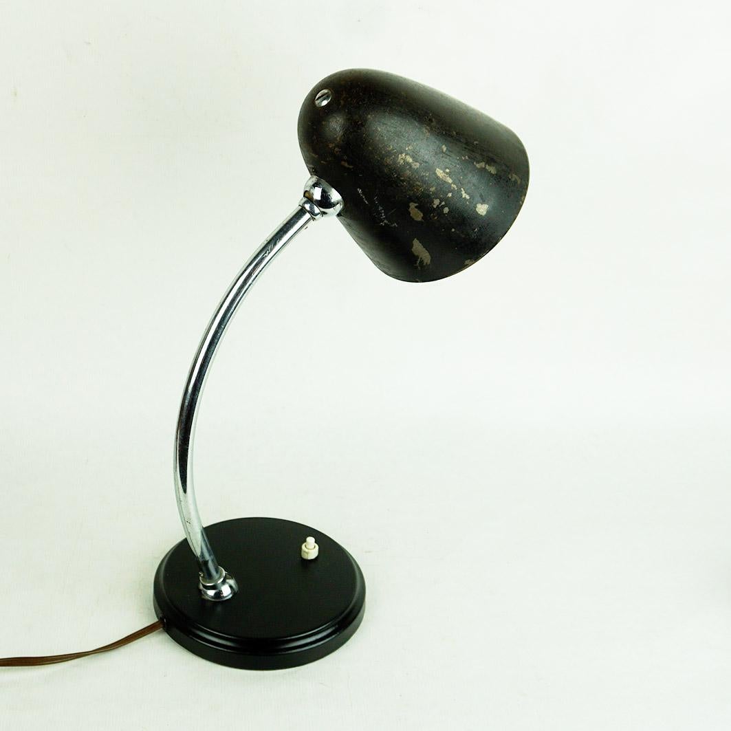 Diese charmante, schwarz lackierte und verchromte Bauhaus-Industrie-Schreibtisch- oder Tischlampe wurde in den 1930er Jahren wahrscheinlich in der ehemaligen Tschechischen Republik hergestellt. Sie hat einen schwarzen Aluminiumschirm, einen