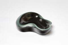 Plato de cerámica de forma libre o vide poche estilo Chambost de diseño negro del siglo XX