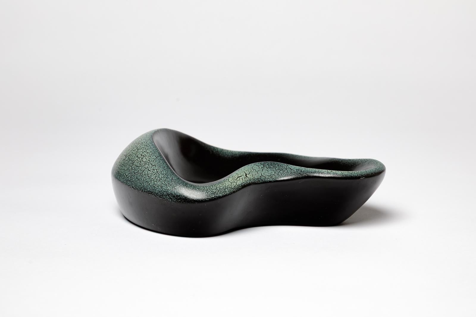 Mid-Century Modern Plat ou vide poche en céramique noire du 20ème siècle de forme libre, de style Chambost. en vente