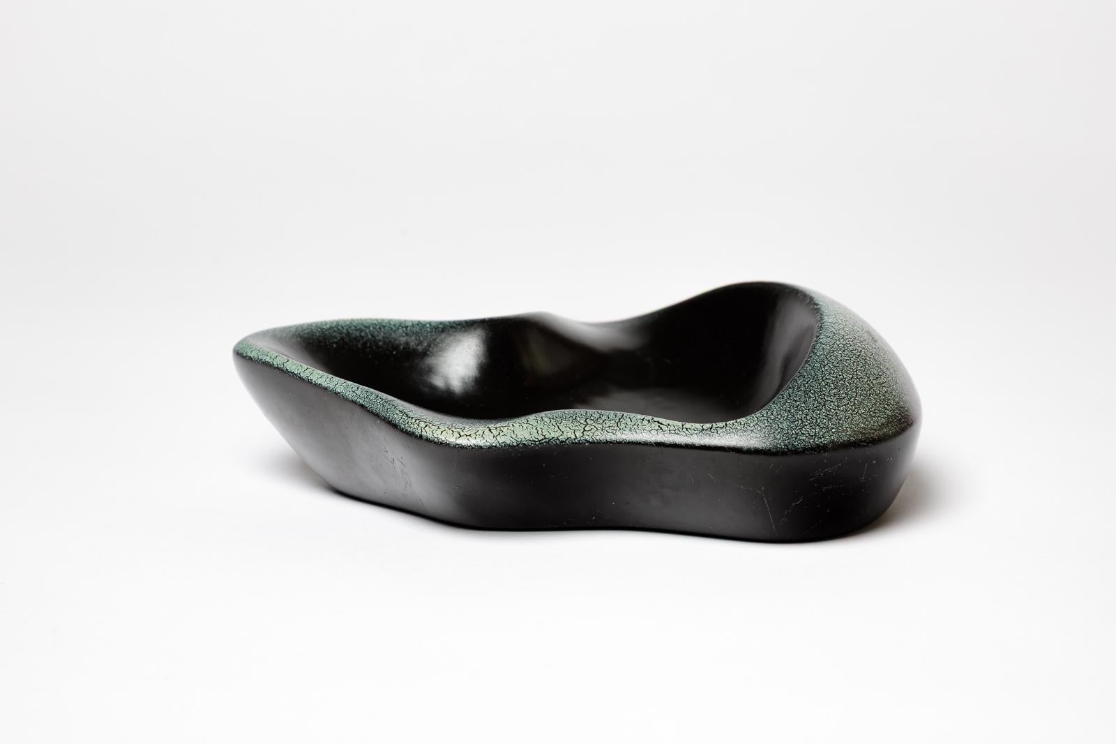 Français Plat ou vide poche en céramique noire du 20ème siècle de forme libre, de style Chambost. en vente