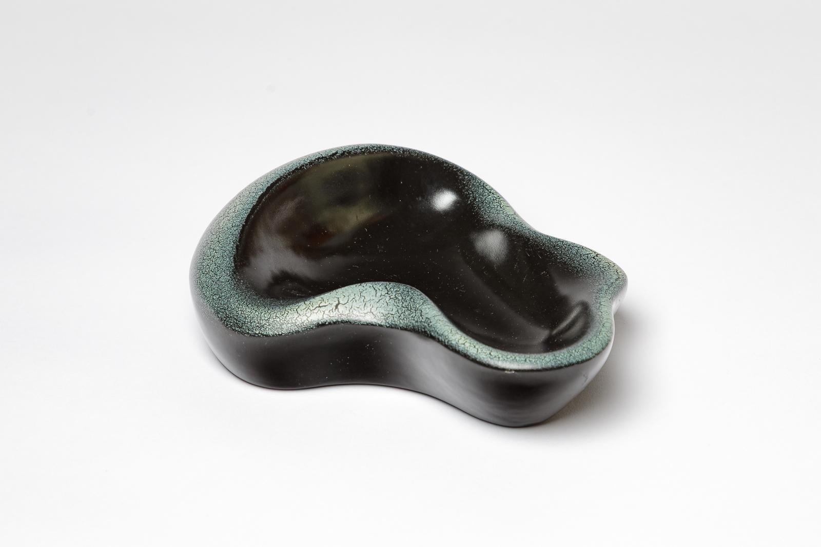 Plat ou vide poche en céramique noire du 20ème siècle de forme libre, de style Chambost. en vente 1