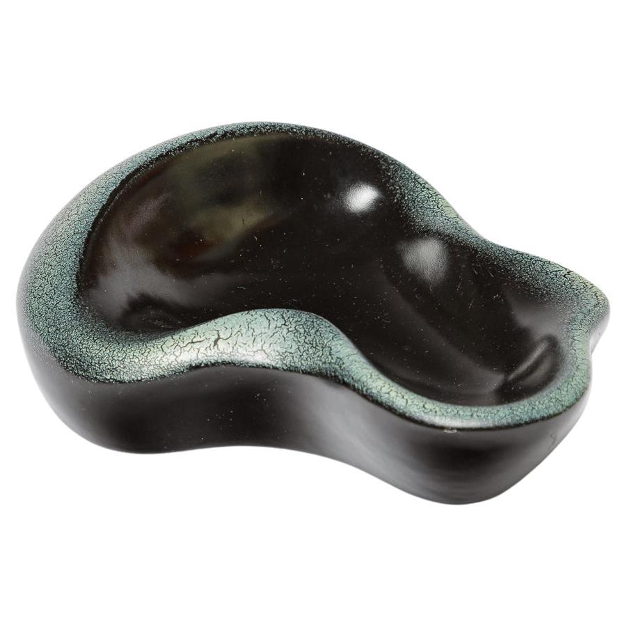 Plat ou vide poche en céramique noire du 20ème siècle de forme libre, de style Chambost. en vente