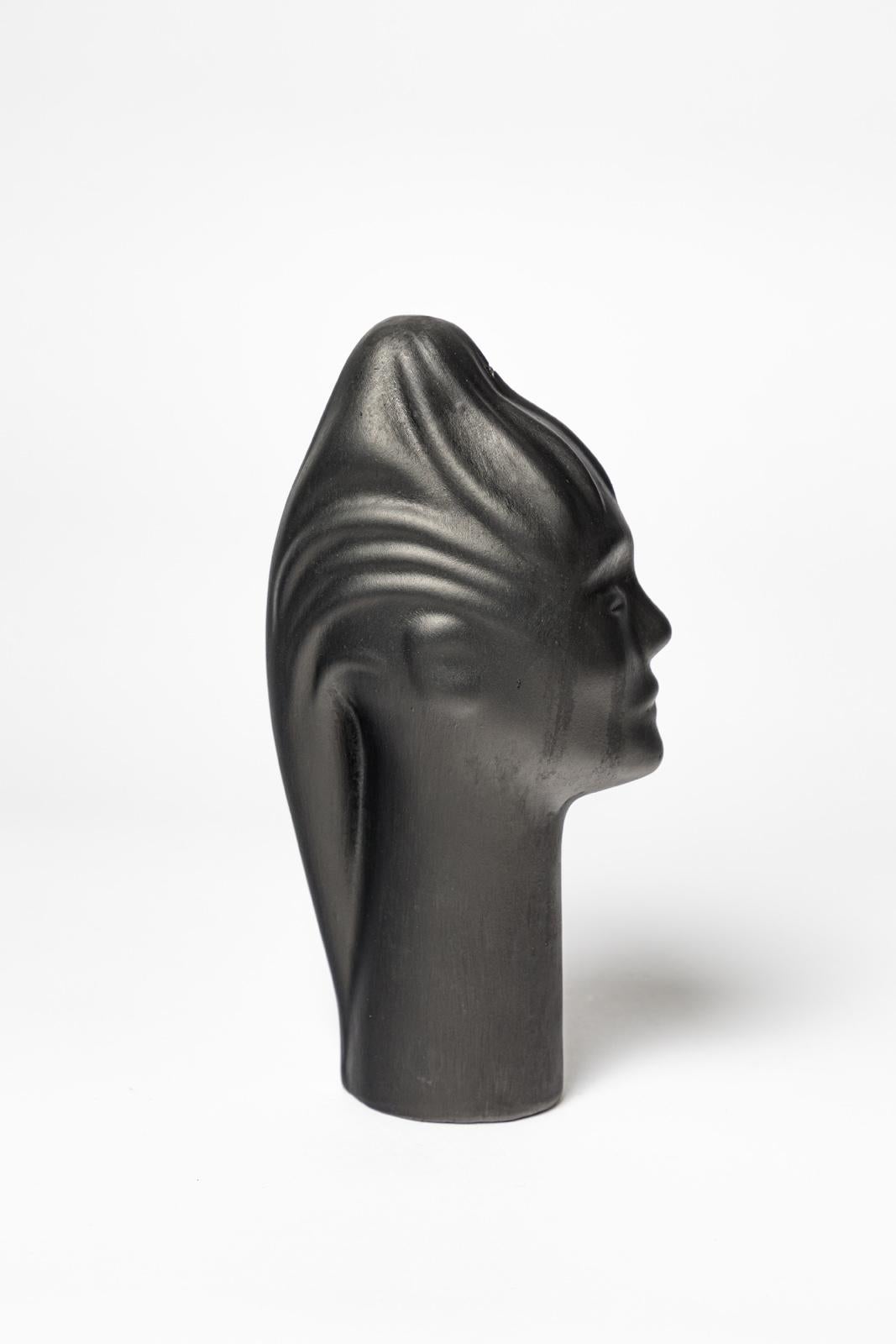 escultura figurativa en cerámica negra de diseño del siglo xx visage de Le Vaucour 1950 siglo XX en venta