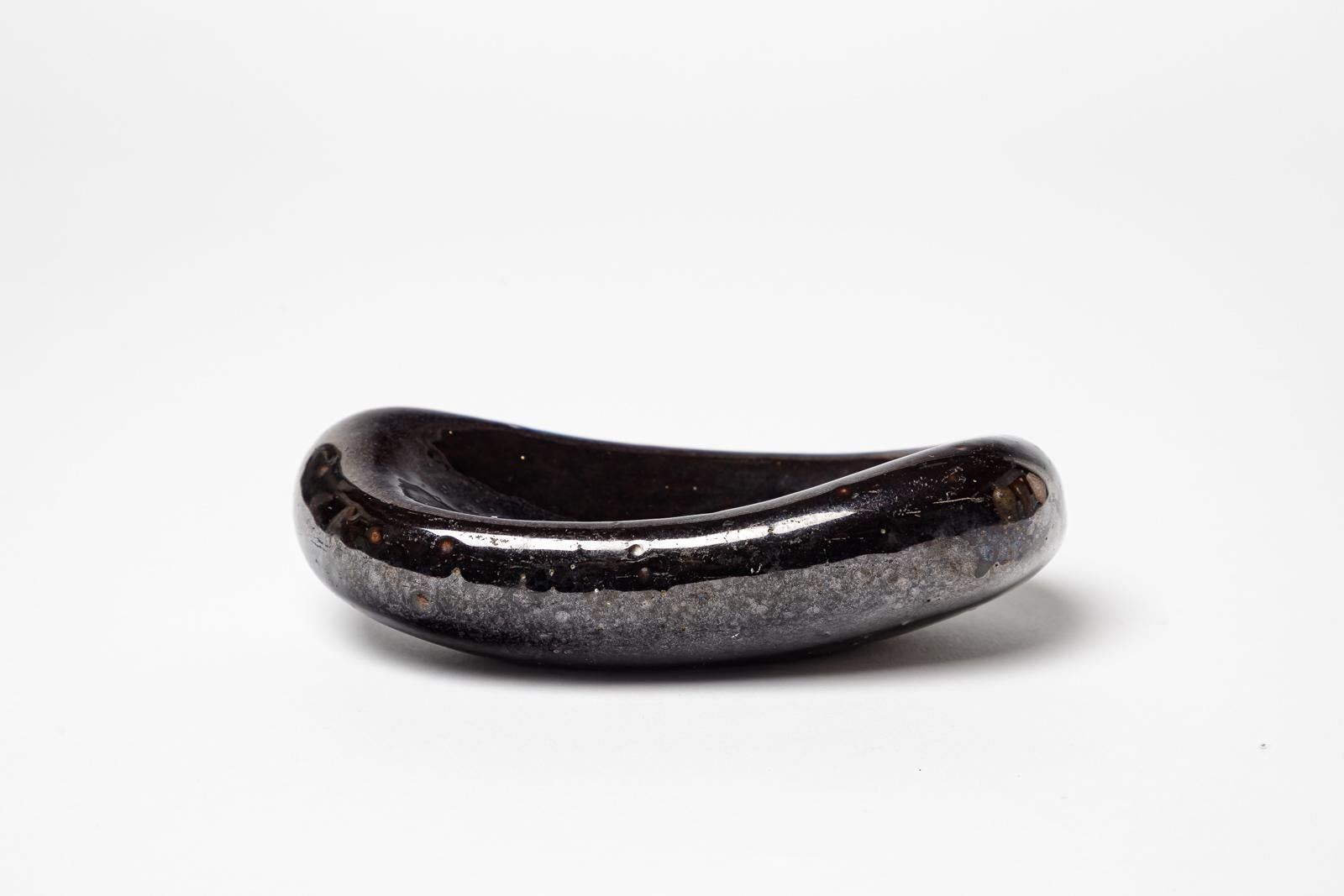 Guy Roland Marcy - Vallauris 

Plat ou vide poche en céramique noire design du 20ème siècle

Pièce unique en céramique faite à la main

Condition originale parfaite.

signé sous la base

Hauteur 5 cm
Plus long 15 cm
Grand 8 cm