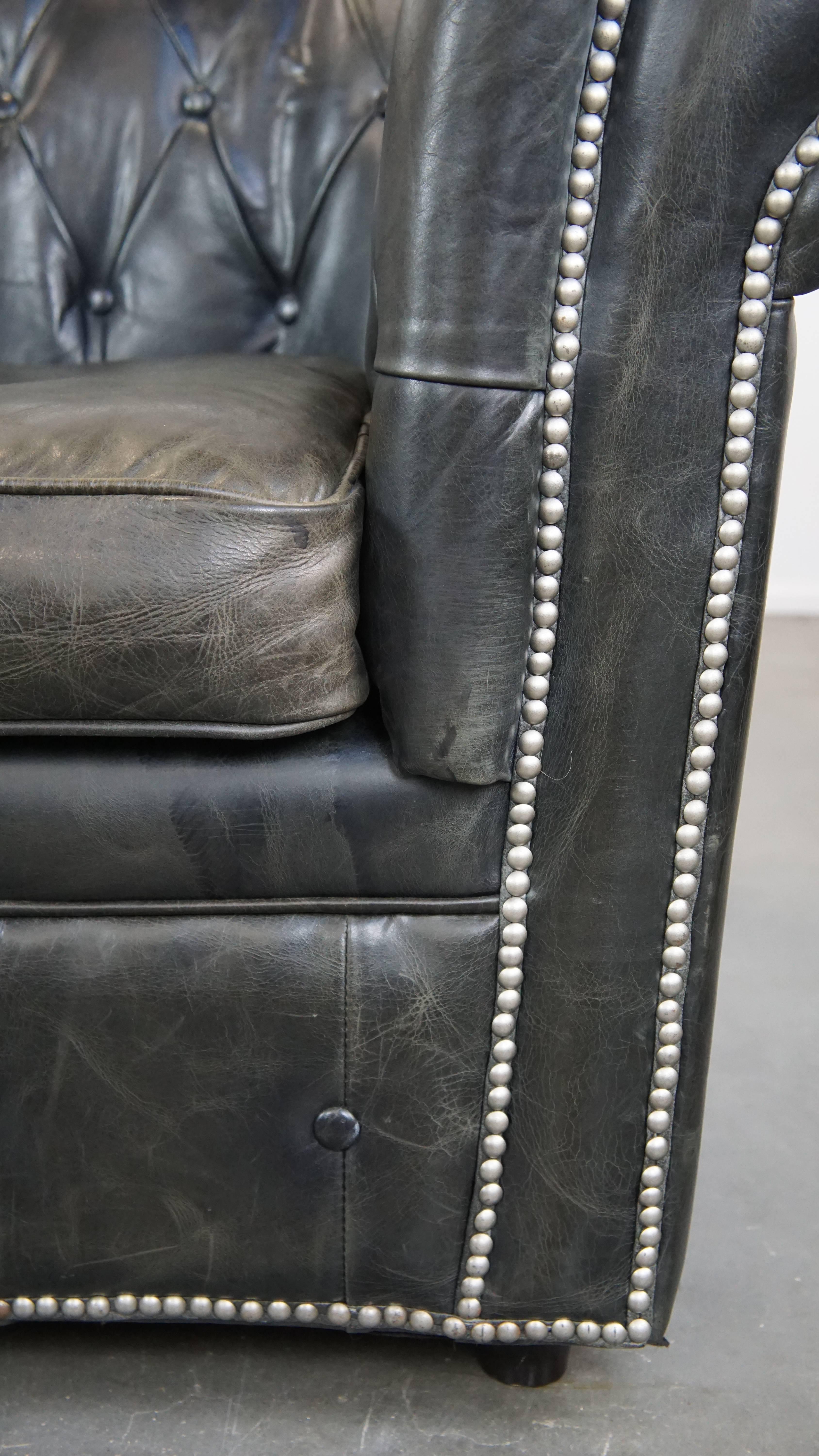 Schwarzes 2,5-sitziges englisches Chesterfield-Sofa aus Rindsleder mit charmanten Details im Angebot 6