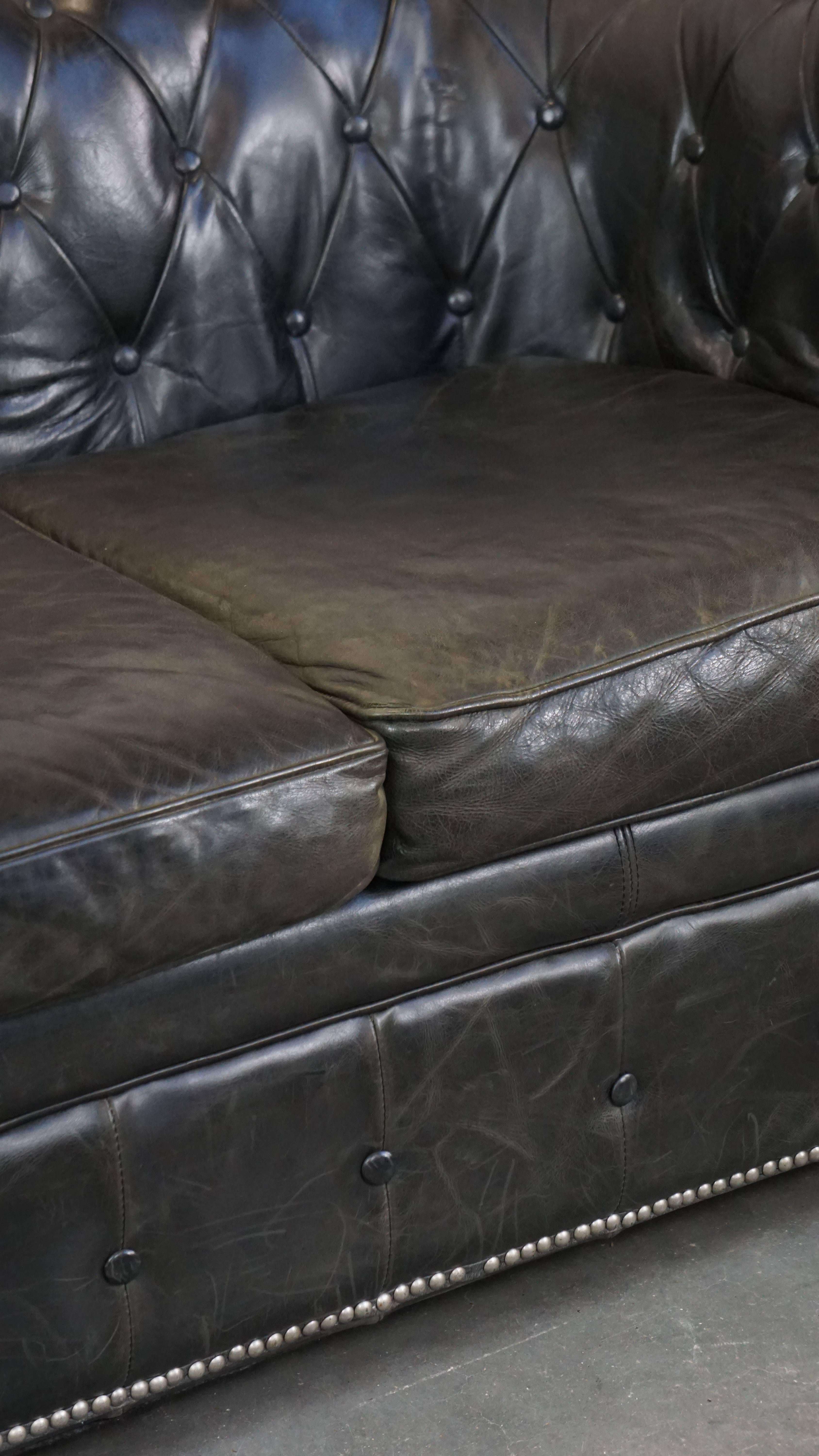 Schwarzes 2,5-sitziges englisches Chesterfield-Sofa aus Rindsleder mit charmanten Details im Angebot 7