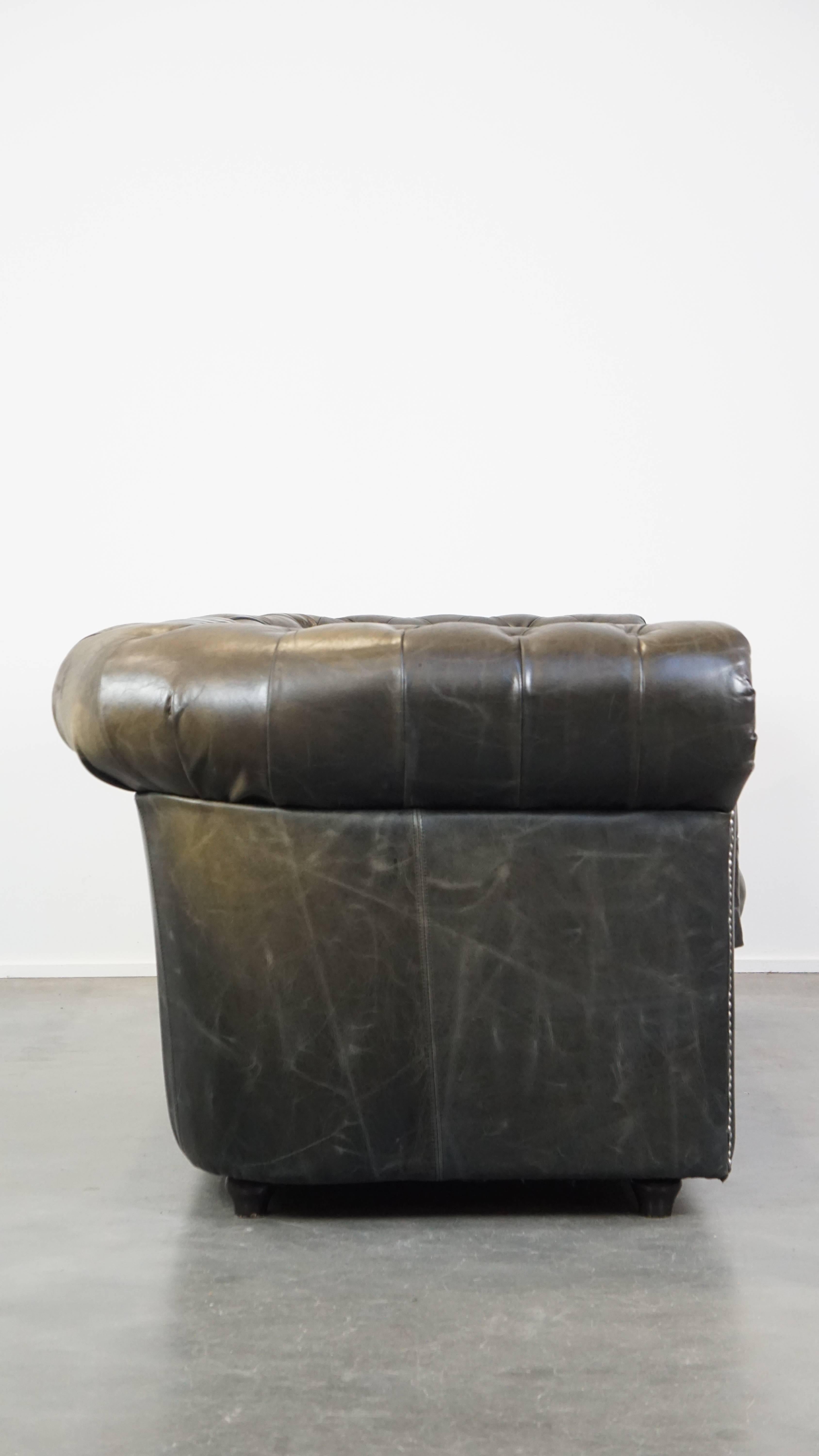 Dieses luxuriöse schwarze 2,5-Sitzer-Sofa aus Rindsleder verkörpert die zeitlose Klasse eines Chesterfields. Eine fantastische Ergänzung für Liebhaber der englischen Klassiker! Das Sofa hat eine einzigartige Farbgebung und ist mit Ziernägeln