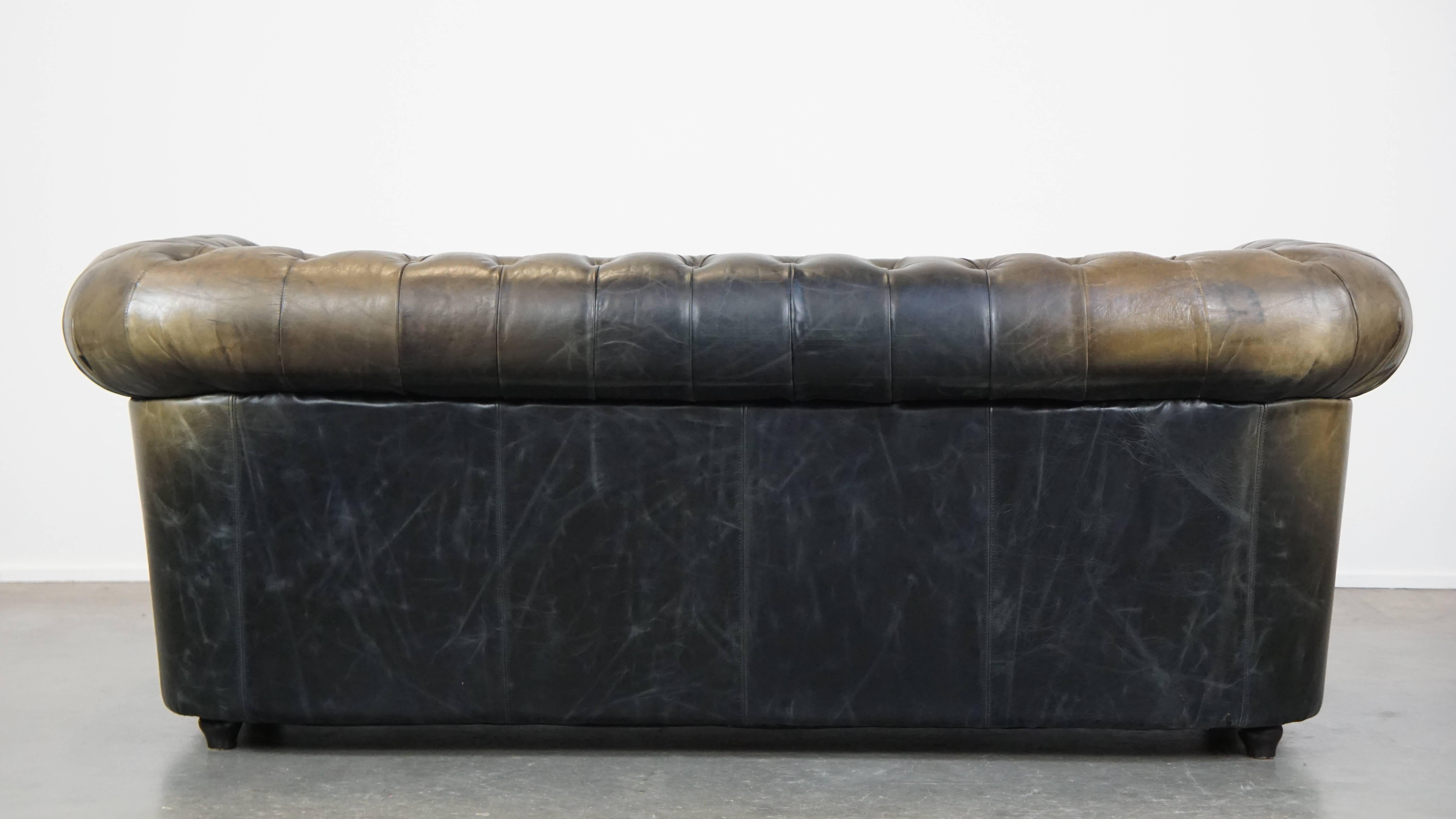 Schwarzes 2,5-sitziges englisches Chesterfield-Sofa aus Rindsleder mit charmanten Details (Handgefertigt) im Angebot