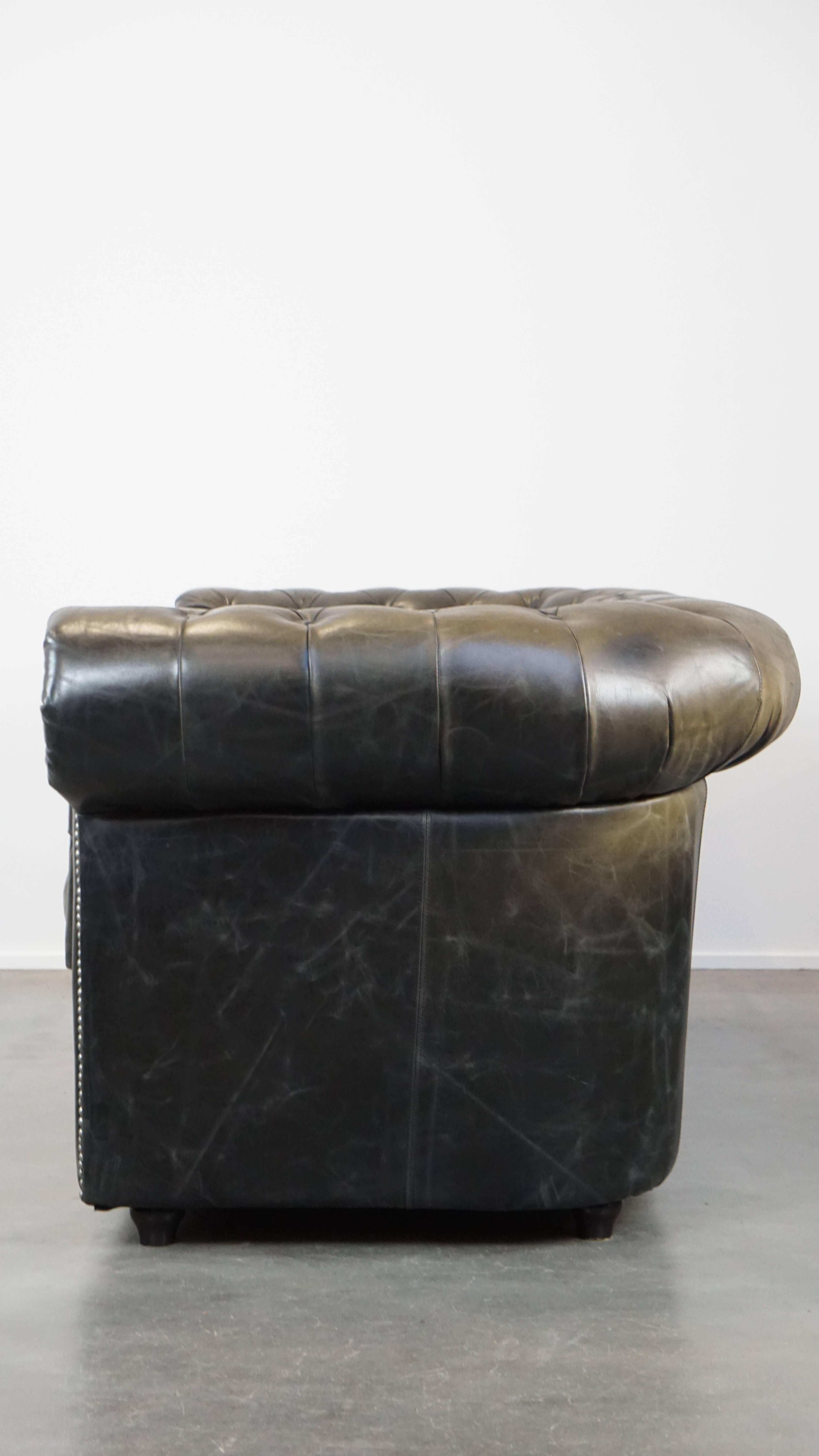 Schwarzes 2,5-sitziges englisches Chesterfield-Sofa aus Rindsleder mit charmanten Details im Zustand „Gut“ im Angebot in Harderwijk, NL