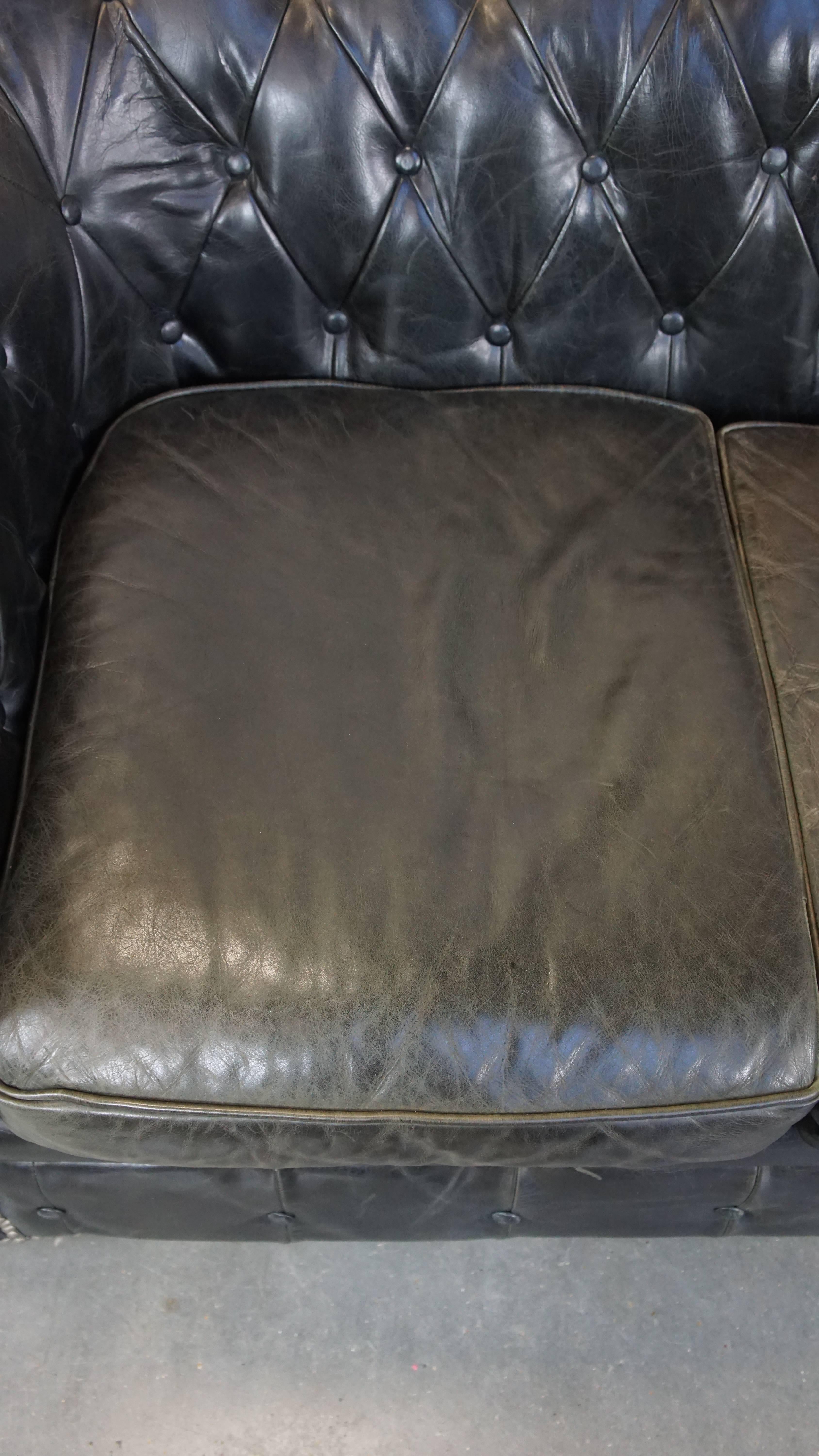 Schwarzes 2,5-sitziges englisches Chesterfield-Sofa aus Rindsleder mit charmanten Details (20. Jahrhundert) im Angebot