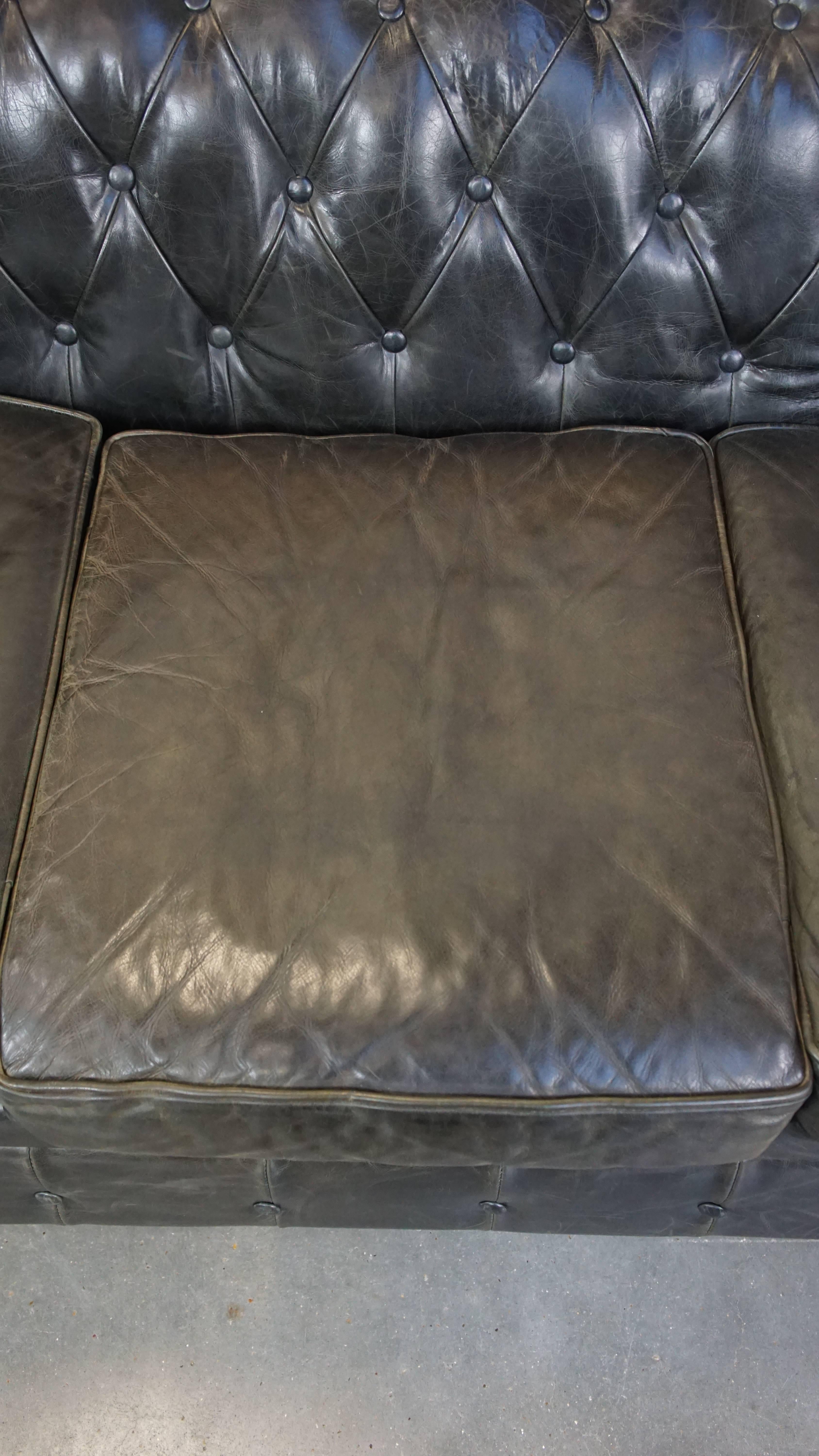 Schwarzes 2,5-sitziges englisches Chesterfield-Sofa aus Rindsleder mit charmanten Details im Angebot 1