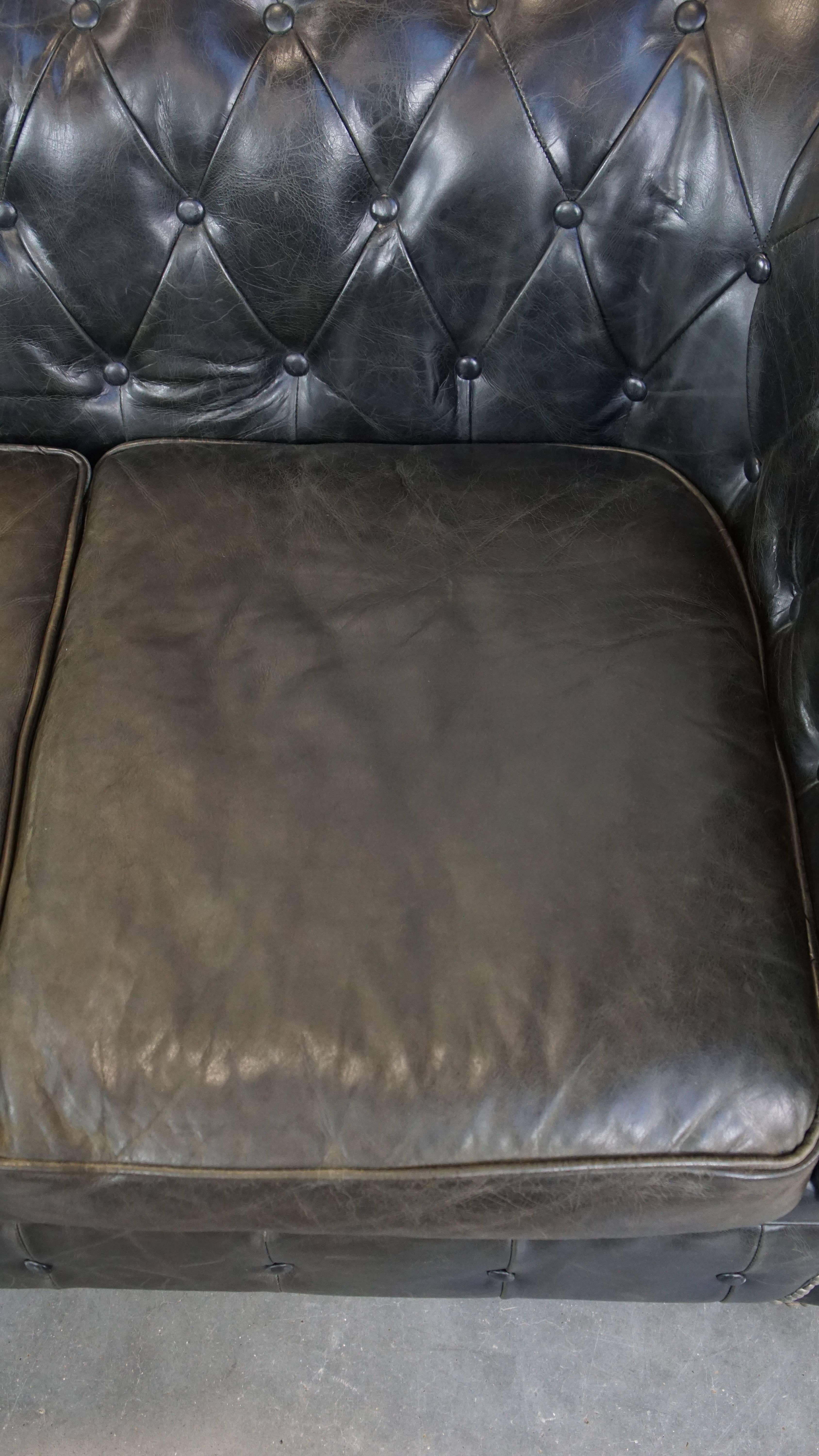 Schwarzes 2,5-sitziges englisches Chesterfield-Sofa aus Rindsleder mit charmanten Details im Angebot 2
