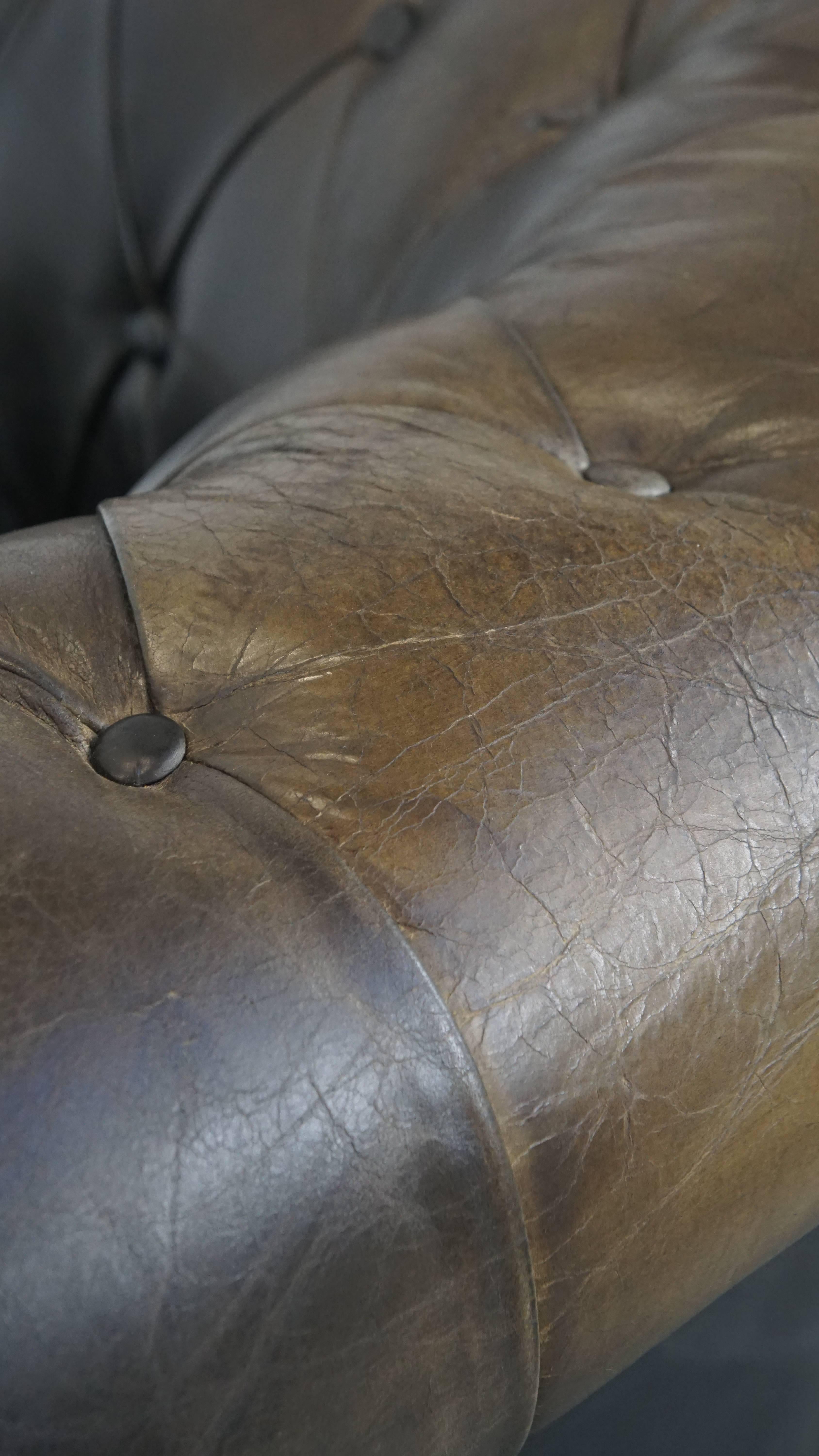 Schwarzes 2,5-sitziges englisches Chesterfield-Sofa aus Rindsleder mit charmanten Details im Angebot 4