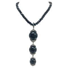 Halskette mit schwarzem 3 Tropfen-Onyx-Anhänger mit Diamanten und Spinell