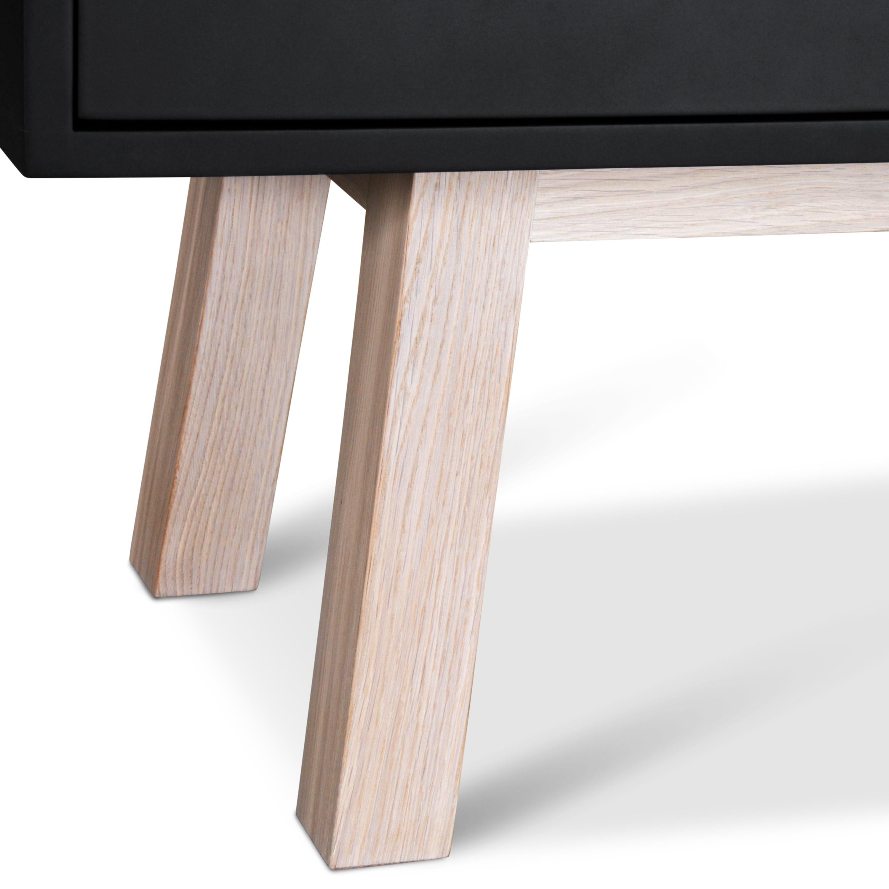 Arcón francés de 6 cajones Madera de roble, lacado en negro, diseñado por Eric Gizard, París en venta 4