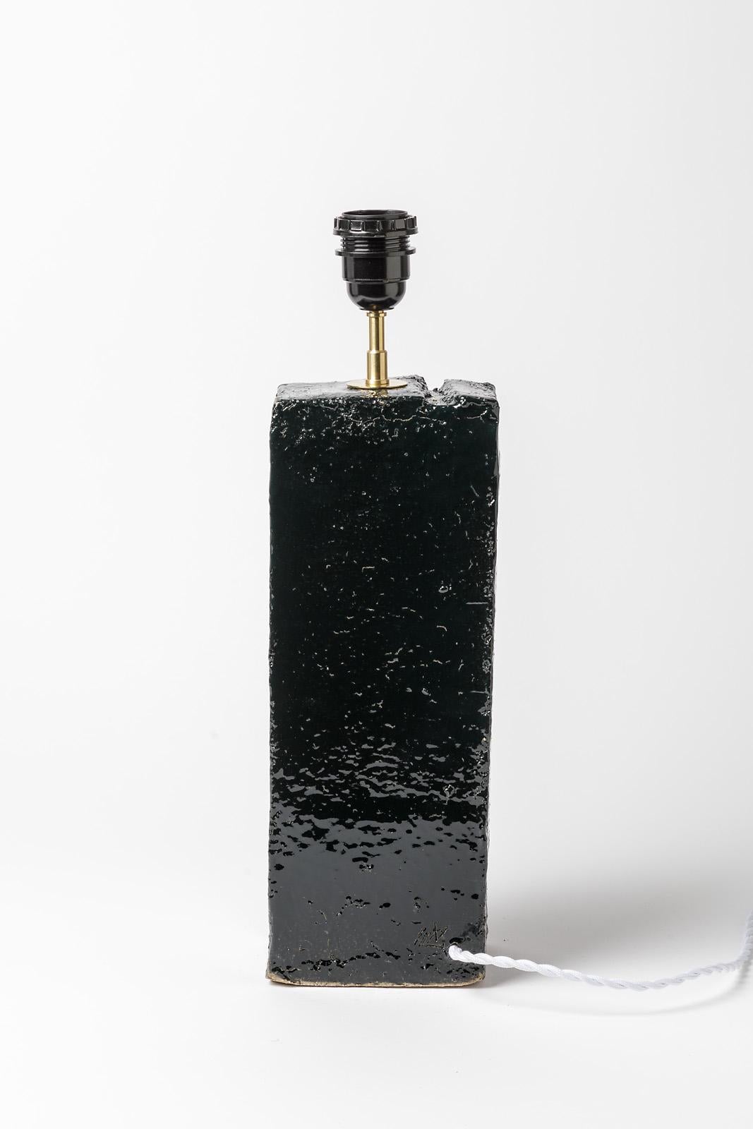 Français Lampe de bureau en céramique et grès noir abstrait  Éclairage signé, 1980 en vente